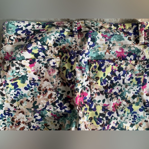 mid rise pants with a cool, multicoloured, abstract floral(ish) pattern. - Picture 4 of 9